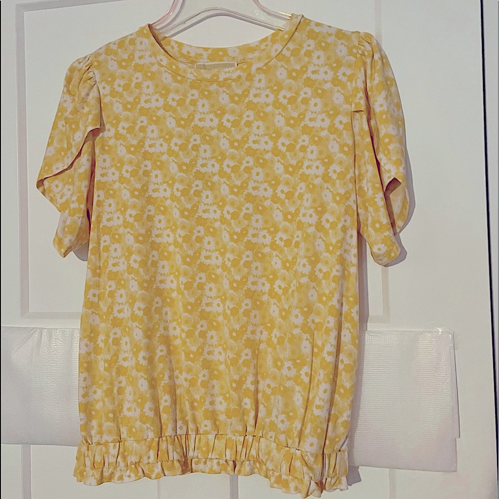 NWT! 💛 Micheal Kors pretty short sleeve top. Great for work or casual wear.